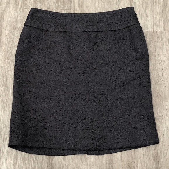 Ann Taylor LOFT Women's Charcoal Gray Floral Lace Pattern Mini Pencil Skirt sz 6 - Picture 1 of 4